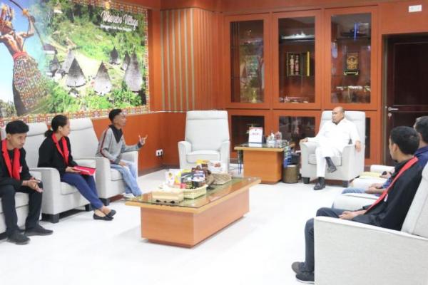 Gubernur NTT, Viktor Bungtilu Laiskodat menantang Mahasiswa Pencinta Alam (Mapala) Universitas Citra Bangsa (UCB) Kupang untuk bisa menjaga dan merawat pohon yang ditanam sampai bisa tumbuh secara mandiri.