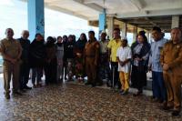 Pj Wali Kota Kupang Serahkan Sembako untuk Warga Kurang Mampu di Masjid Nurul Hidayah 