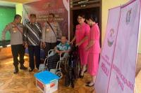 Kapolda dan Ketua Bhayangkari NTT Serahkan Kursi Roda untuk Istri Purnawirawan Polri di Lembata