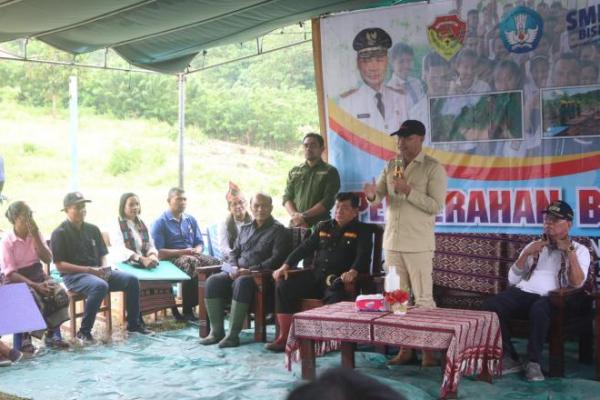 Senin (10/4/2023), Gubernur NTT Viktor Bungtilu Laiskodat melakukan kunjungan kerja ke Kabupaten Kupang tepatnya di SMKN 1 di Desa Pathau Kecamatan Amabi Oefeto Timur (AOT). Kehadiran Gubernur NTT, Viktor Bungtilu Laiskodat dan rombongan disambut oleh Bupati Kupang Korinus Masneno, Wakil Bupati Jery Manafe bersama tokoh masyarakat Kecamatan AOT. 