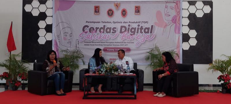 BNPT RI melalui Forum Koordinasi Pencegahan Terorisme (FKPT) NTT menggelar workshop bagi kalangan perempuan, Kamis (13/4/2023) di aula SMKN 3 Kupang. Kegiatan dibuka Kolonel CZI Rahmat Suhendro, Kasubdit Pemberdayaan Masyarakat BNPT.