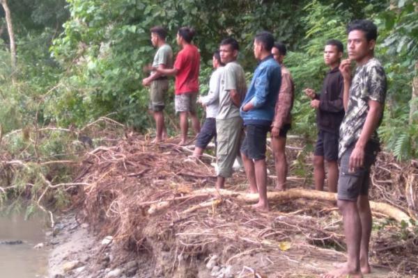 Aparat Polsek Tabundung dan warga masyarakat terus melakukan pencarian terhadap Kondatana alias Melki Umbu (65), korban yang terseret banjir di Desa Pinduhurani, Kecamatan Tabundung, Kabupaten Sumba Timur. Pada pencarian hari kedua, Kamis (13/4/2023) hingga tengah malam, pencarian belum membuahkan membuahkan hasil.