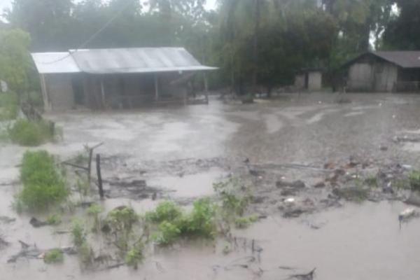 Bencana banjir bandang melanda Desa Hambawutang, Kecamatan Ngadu Ngala, Kabupaten Sumba Timur di Pulau Sumba, Nusa Tenggara Timur.