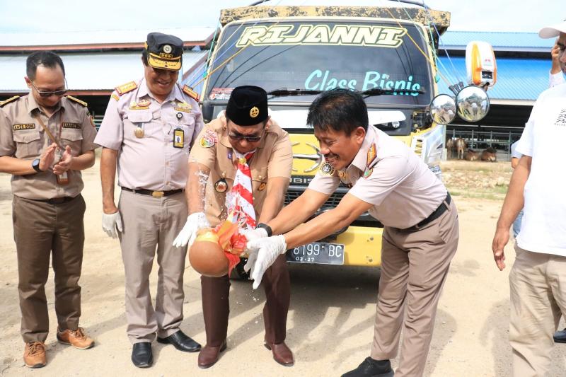 Wagub NTT Bersama Kaban Karantina Kementan RI Lepas 1.650 Ekor Sapi dari NTT