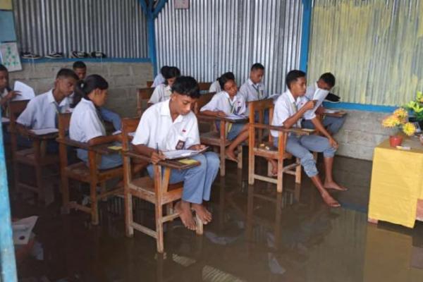 Belasan siswa kelas XII SMA Swasta Sinter Claus Sion Sukabilulik, di Desa Oan Mane, Kecamatan Malaka Barat, Kabupaten Malaka, Nusa Tenggara Timur (NTT), terpaksa mengikuti ujian akhir sekolah (UAS) ditengah banjir yang merendam sekolah tersebut.