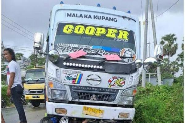 Tabrakan dengan Bus di Fatuleu, Pengendara Yamaha Vega Tewas di Tempat