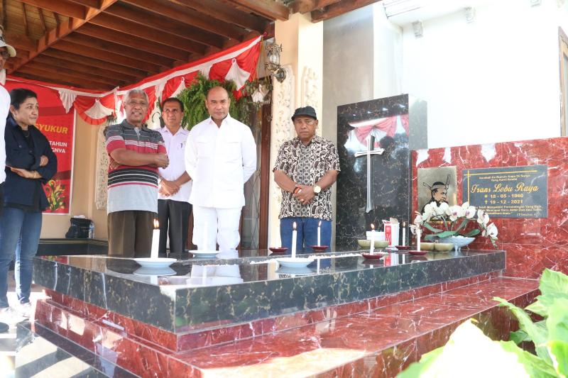 Gubernur NTT, VBL Ziarah ke Makam Gubernur NTT Periode 2008-2018 di Adonara