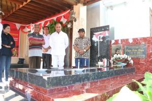 Gubernur NTT, VBL Ziarah ke Makam Gubernur NTT Periode 2008-2018 di Adonara