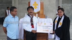 Pj Wali Kota Kupang Serahkan Bantuan Rp 35 Juta untuk Gereja Istana Kasih Talaka di Naioni 