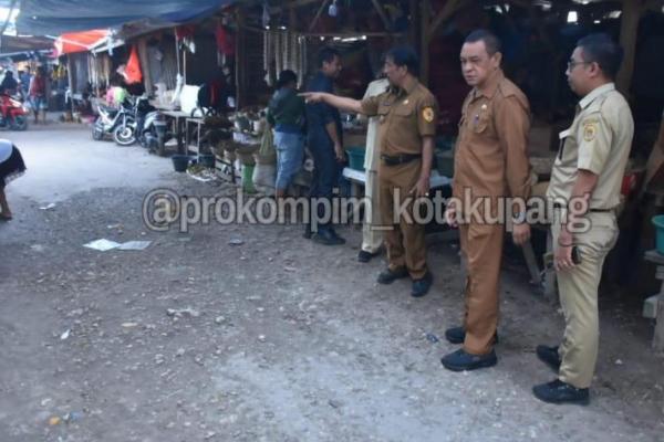 Sidak ke Pasar Oeba, Pj Wali Kota Kupang Perintahkan Segera Perbaiki Jalan dan Drainase