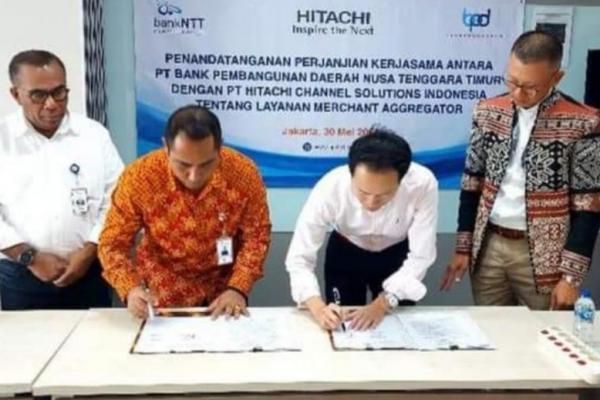 Direktur Dana & Treasury Bank NTT, Yohanes Landu Praing dan Presiden Direktur PT. Hitachi Channel Solutions Indonesia,  Mr. Tetsuya Nakamura selaku saat menandatangani Perjanjian Kerja Sama (PKS) tentang Layanan Merchant Aggregator, Selasa (30/5/2023).