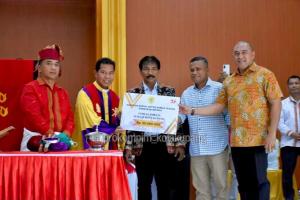 Ibadah Bersama Jemaat Gereja Toraja,Penjabat Wali Kota Kupang Serahkan Bantuan Rp 30 Juta 