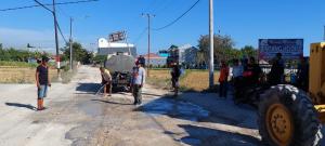 Puluhan Tahun Rusak, Warga Jalan Kejora di Kelurahan Oebufu Swadaya Perbaiki Jalan