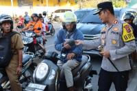Darurat TPPO, Kapolres Sumba Timur Turun ke Jalan Beri Himbauan dan Sebar Pamflet