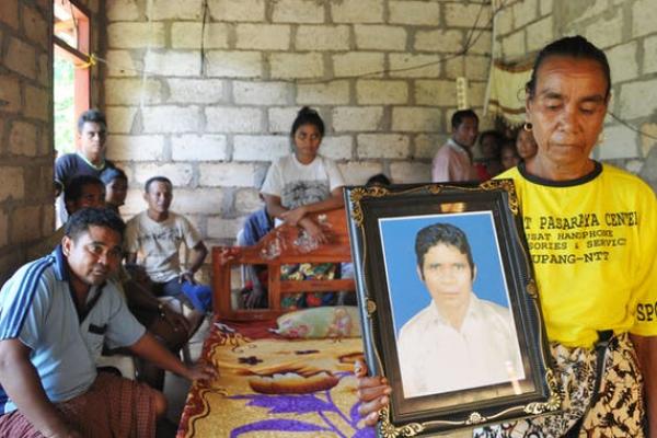 Jalan panjang perjuangan petaka kasus Montara yang mencemari Laut Timor sejak Oktober 2009 silam, belum banyak diketahui publik. Bagaimana suka, duka dan perjuangan yang penuh dengan air mata akan dikisahkan oleh Ketua Yayasan Peduli Timor Barat, Ferdi Tanoni secara berseri.