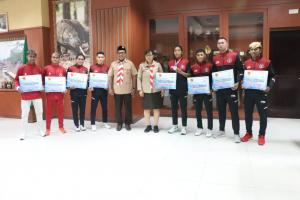 Wagub NTT, Josef Nae Soi didampingi Kepala Dinas Pemuda dan Olahraga NTT, Hildegardis Bria Seran saat menyerahkan langsung bonus kepada para atlet yang berprestasi di ajang Sea Games dan Para Games 2023, Rabu (14/6/2023).