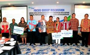 Pj Wali Kota Kupang Buka FGD BPJS Ketenagakerjaan dan Serahkan Santunan JKM 