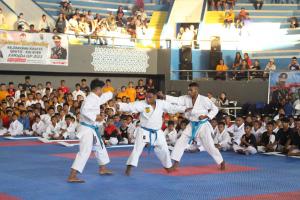 Dua karateka sementara bertarung pada kejuaraan Karate Shoto-Kai Open Kapolda NTT Cup 2023 yang digelar dalam rangka memeriahkan HUT ke-77 Bhayangkara di Gedung Olahraga (GOR) Oepoi Kupang