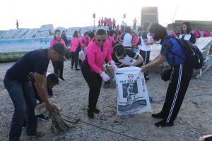 Bhayangkari Polda NTT Bersih-bersih Pantai di Kota Kupang