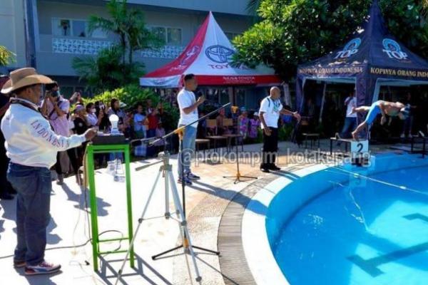 Penjabat Wali Kota Kupang, George Hadjoh saat membuka lomba renang di kolam renang Hotel Kristal Kupang., Sabtu (17/6/2023). 