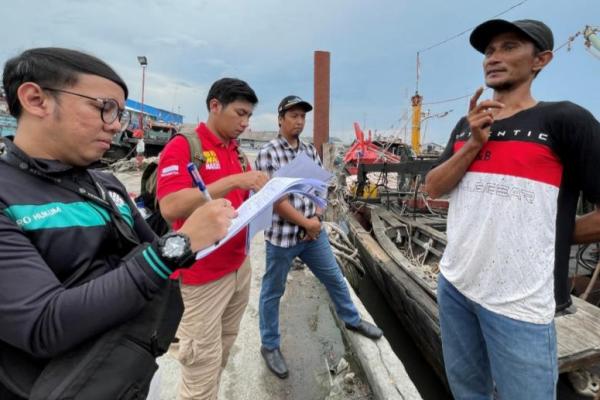 Para pengawas ketenagakerjaan sedang mewawancarai salah seorang awak kapal perikanan saat melakukan uji coba pengawasan ketenagakerjaan bersama di Pelabuhan Perikanan Belawan, Medan, Sumatera Utara. (foto:ILO/G. Lingga)