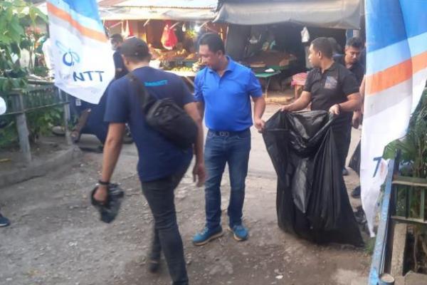 Direktur Utama Bank NTT, Harry Alexander Riwu Kaho memimpin langsung aksi bersih sampah di Pasar Kasih Naikoten 1 bersama seluruh karyawan Bank NTT dalam rangka memperingati HUT ke-81 Bank NTT pada Sabtu (8/7/2023).