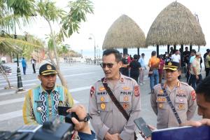Polda NTT Bersih-bersih Sampah di Kawasan Pantai LLBK 