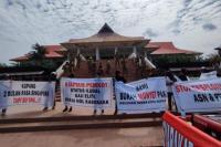 Forum Masyarakat Kota Kupang Demo Tuntut Jabatan George Hadjoh sebagai Pj Wali Kota tak Diperpanjang