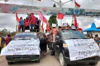 Warga Dua Desa dan PMKRI TTU Demo Tolak Pelantikan Kepala Desa