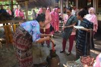    Ketua Umum Bhayangkari Kunjungi Sanggar Tenun Ikat Lepo Lorun di Sikka