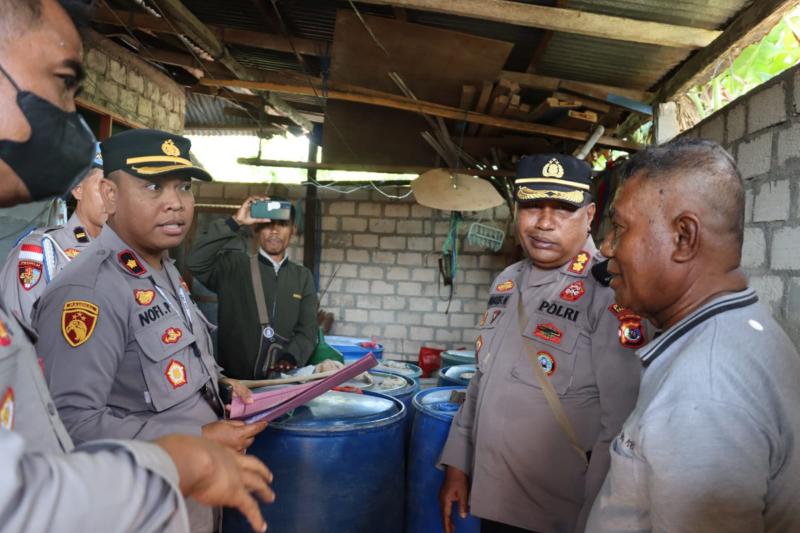 Kapolres Sidak Sub Penyalur BBM di Sabu Raijua