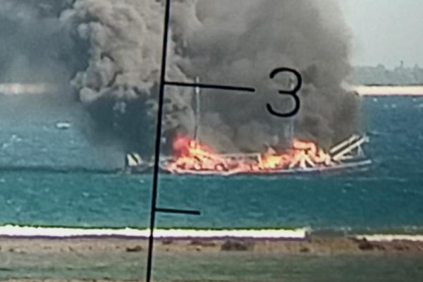 Perahu Bagan Terbakar di Kawasan Wisata Surfing Nemberala-Rote Ndao 