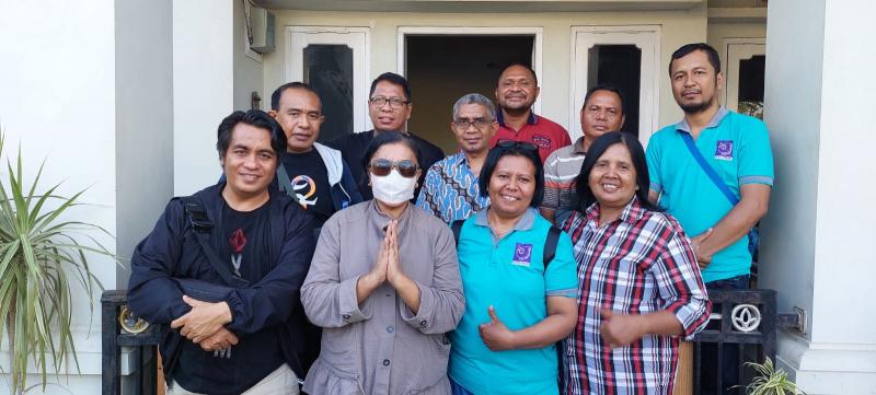 Jelang Konferta, Pengurus AJI Kupang Silaturahmi ke Mantan Ketua dan Besuk Anggota yang Sakit