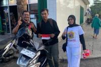 Relawan Teman Jeriko Bagi-bagi Bendera Merah Putih untuk Warga Kota Kupang