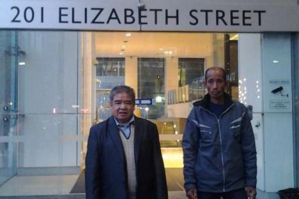  Ferdi Tanoni dan Daniel Sanda di depan Kantor Maurice Blackburn 2016 silam. 