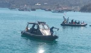 Polisi dan Masyarakat Bersihkan Sampah Dalam Laut di Sekitar Lokasi AMMTC di Labuan Bajo