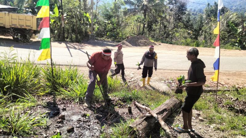 Kapolsek dan Anggota Polsek Ki`E Hijaukan Lokasi Longsor di TTS