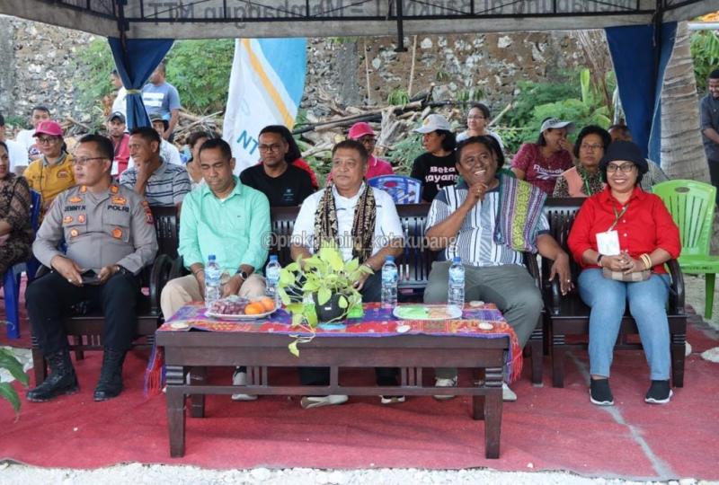 Penjabat Wali Kota Kupang, Fahrensy Priestley Funay sesaat sebelum membuka turnamen bola voli Jemaros Cup I tahun 2023, di lapangan serbaguna GMIT Marturia Oesapa Selatan, Sabtu (26/8/2023).  