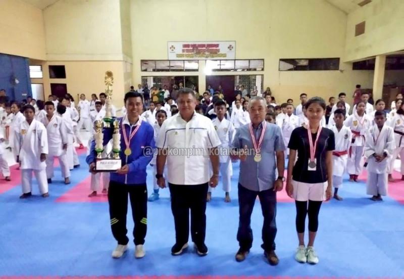 Penjabat Wali Kota Kupang, Fahrensy Funay saat menutup Kejuaraan Daerah Piala Ketua Umum Shokaido NTT tahun 2023 di Gedung Serbaguna KONI, Sabtu (26/8/2023). 