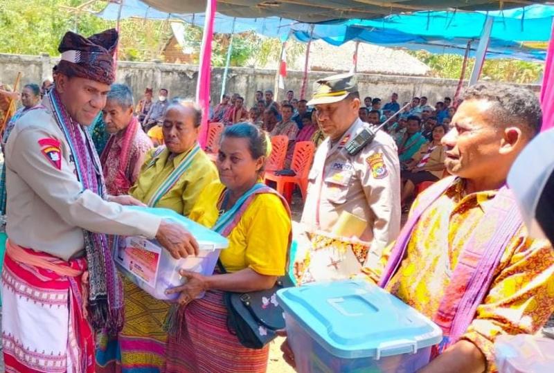 Kepala Kepolisian Daerah Nusa Tenggara Timur (NTT), Irjen Pol Johni Asadoma menunjukkan kepeduliannya terhadap masyarakat di wilayah perbatasan negara dengan mengunjungi Kecamatan Amfoang Timur, Kabupaten Kupang, Provinsi NTT, pada Rabu (30/8/2023).