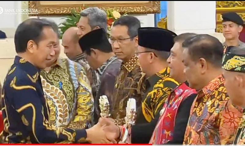 Terbaik Kendalikan Inflasi, Presiden Jokowi Beri Penghargaan kepada Pj Wali Kota Kupang