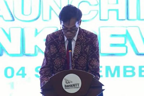 Kepala OJK NTT, Japarmen Manalu memberikan sambutan pada acara Launching Bank NTT menjadi bank Devisa di Kantor Pusat Bank NTT, Senin (4/9/2023). 
