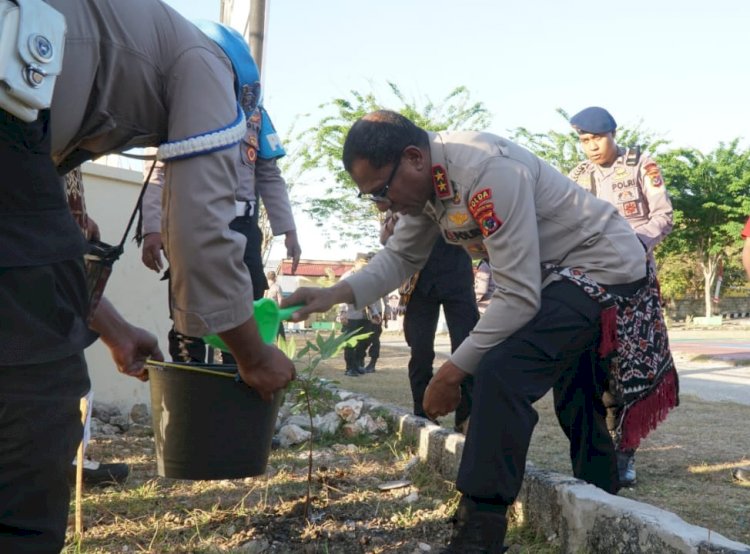 Kapolda NTT, Irjen Pol Johni Asadoma bersama dengan personel Polres Rote Ndao melakukan penanaman pohon di depan Markas Komando Polres Rote Ndao.
