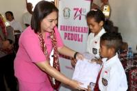 Bhayangkari Polres Kupang Bantu Pakaian Seragam untuk Siswa Kurang Mampu di Amarasi