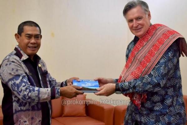 Duta Besar (Dubes) New Zealand untuk Indonesia, Kevin Jeffery Burnett, ONZM, melakukan pembahasan kerjasama dengan Pemerintah Kota Kupang yang diwakili pelaksana harian (Plh.) Sekda Kota Kupang, ADE Manafe, SIP, MSi.