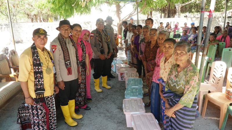 Kapolda NTT, Irjen Pol Johni Asadoma bersama Ketua Bhayangkari Daerah NTT, Vera Christina Asadoma menyerahkan bantuan kepada warga saat berkunjung ke Pulau Landu Kabupaten Rote Ndao, Rabu (6/9/2023).