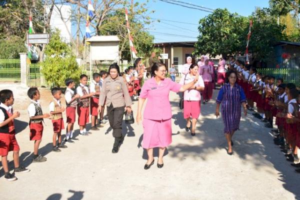 Ratusan Siswa SD Inpres Maulafa dapat Seragam Sekolah dari Bhayangkari Polda NTT