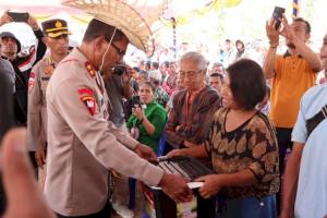 Kapolda NTT dan Ketua Bhayangkari Polda NTT Berbagi Kasih dengan Masyarakat Sulamu