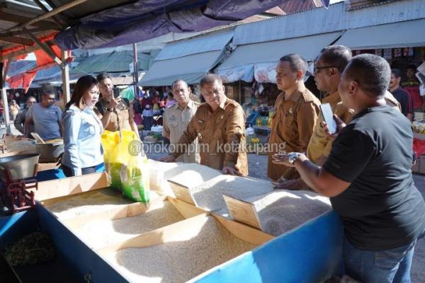 Sidak ke Pasar, Pj Wali Kota Kupang Minta PD Pasar dan Dinas Kominfo Optimalkan Aplikasi Sodamolek