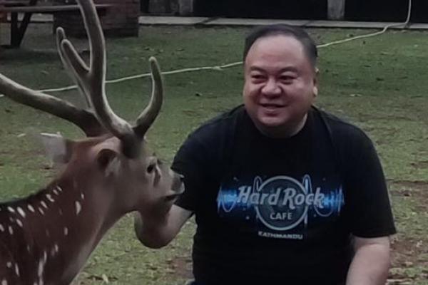 Frans Go dengan rusa peliharaannya di Depok.
